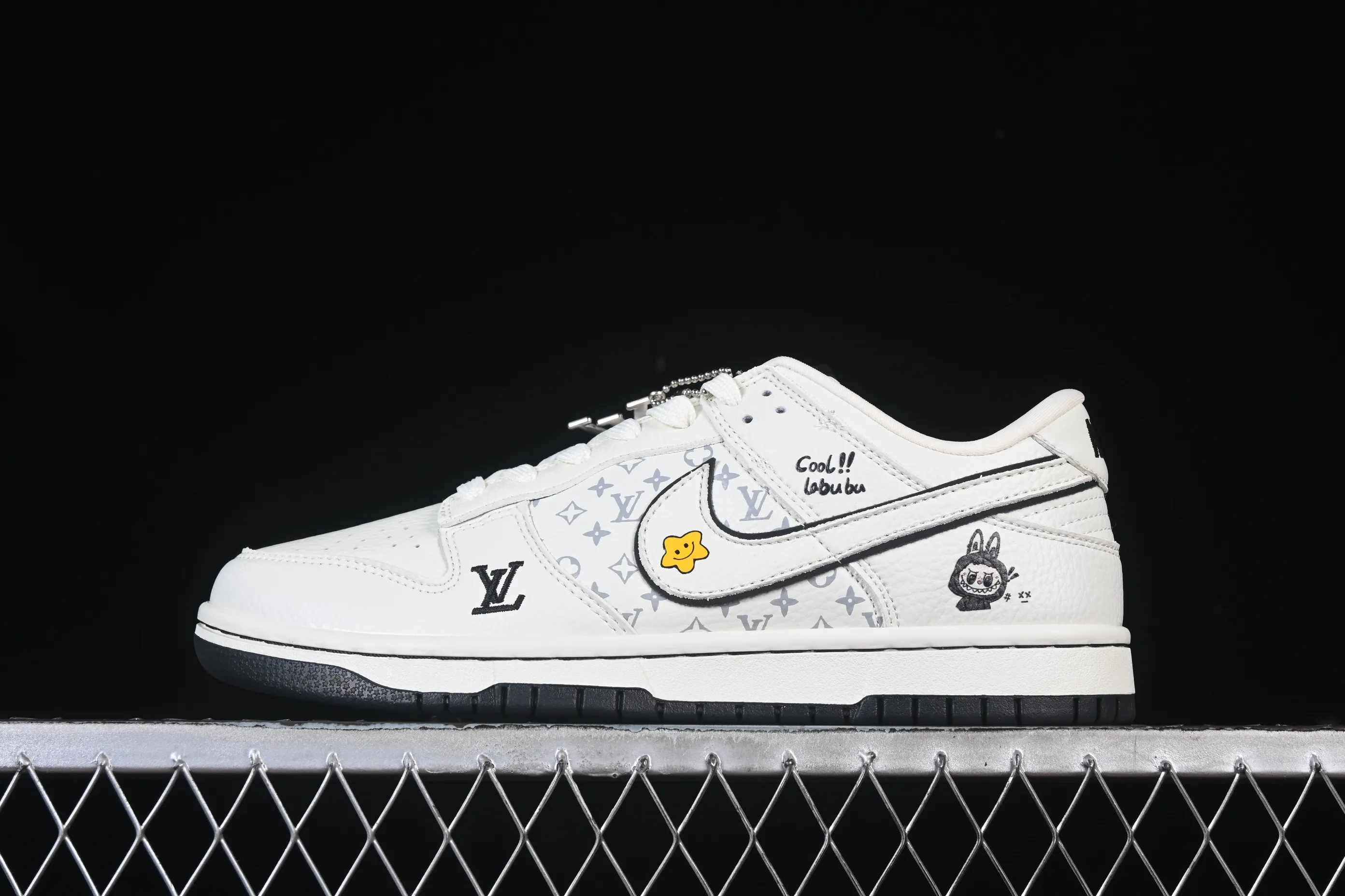 All Categories Nk SB Dunk Series Nk SB Dunk Low High-end Customized Low-top Sneakers Nike SB Dunk Low LV Rabbu Three-Party Co-branded White Carbon Black High-end Customized Low-top Casual Sneakers SC0601-455
